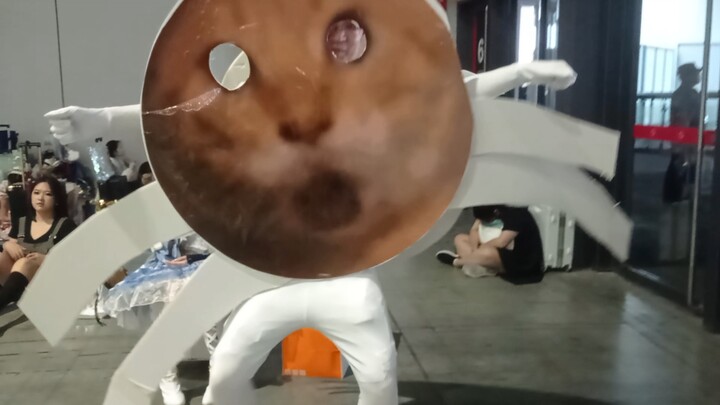 A giant Hakimi appeared at the BW Comic Con