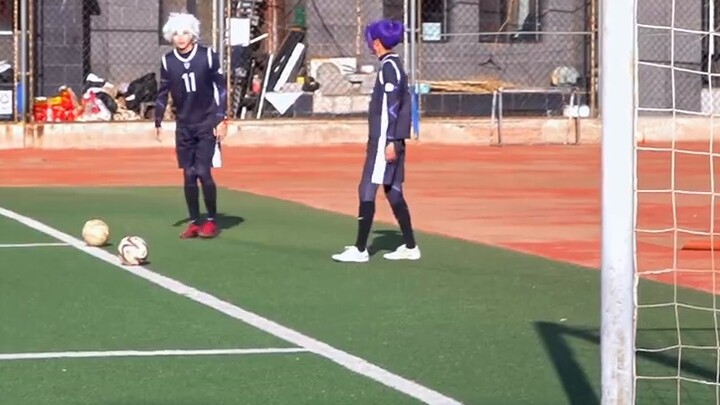 Thực hiện cosplay khóa màu xanh với người mẹ năm mươi tuổi của tôi! ? Và cùng nhau chơi bóng đá! ?