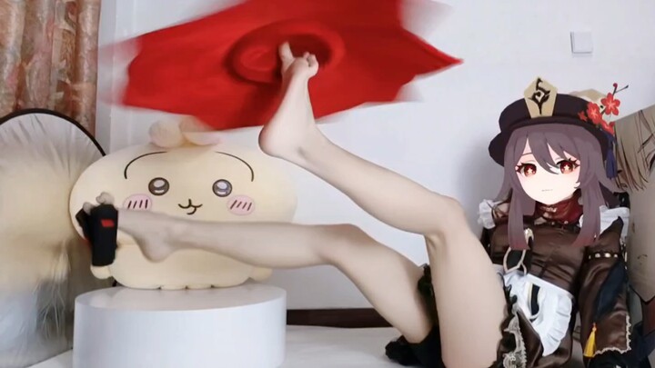 Vừa xoay khăn quấn chân, vừa gõ sạp nhanh