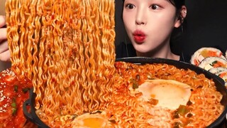 [Subtitel Bahasa Mandarin Boki] Gadis ini menghabiskan tiga bungkus mi dalam sekali duduk! Mi instan