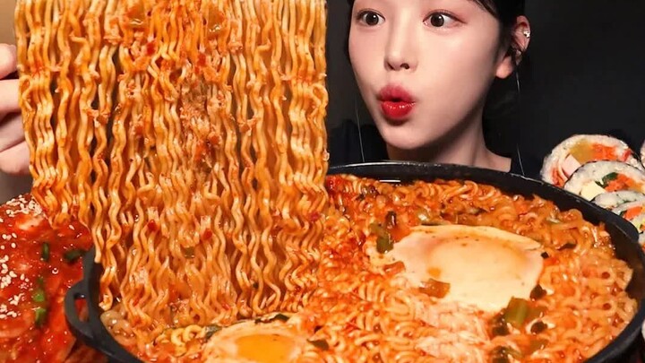 [Boki Chinese Subtitles] This girl finished three packs of noodles in one sitting! Instant noodles a
