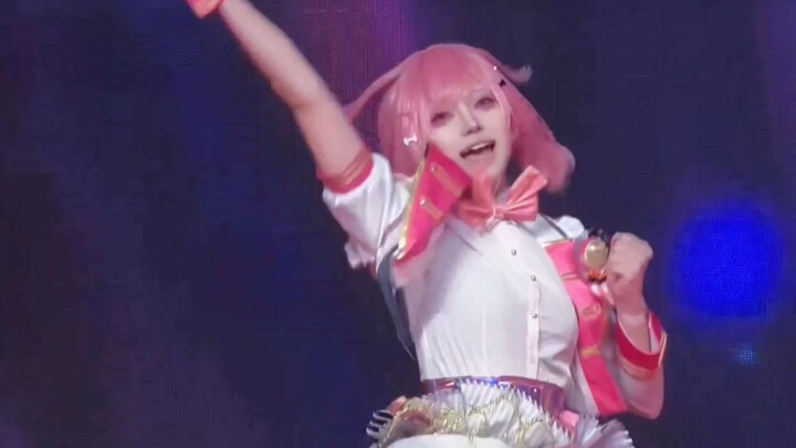 Sau màn nhảy, bình luận gay gắt: Giày của cô ấy trông như đi chân trần khi ở dưới sân khấu.