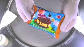 Ben & Jerrys ไอศกรีมโรล วิธีทำแซนวิชไอศกรีม Ben and Jerrys เพื่อรีดไอศกรีม