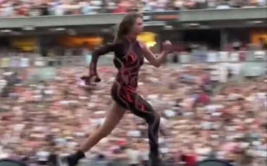 [Taylor Swift] Taylor Swift sprints back to the backstage to change outfits – The Eras Tour lift pla