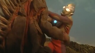 "Ultraman Tiga" adalah episode yang memenuhi seluruh layar dengan bau busuk, monster ini langsung me