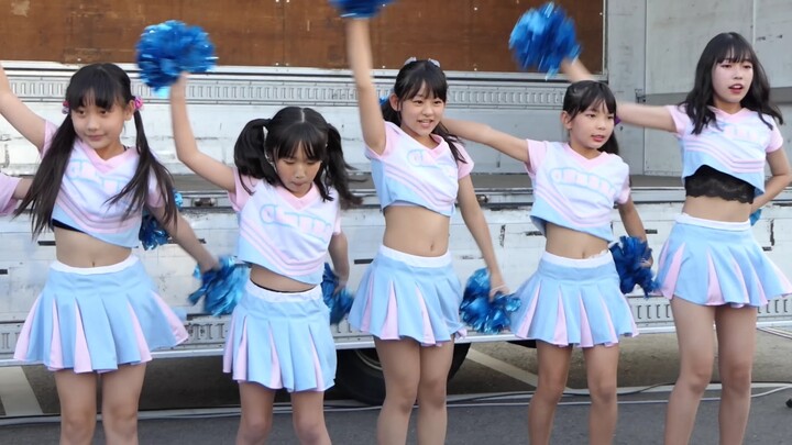 Tarian pemandu sorak oleh gadis kecil Jepang