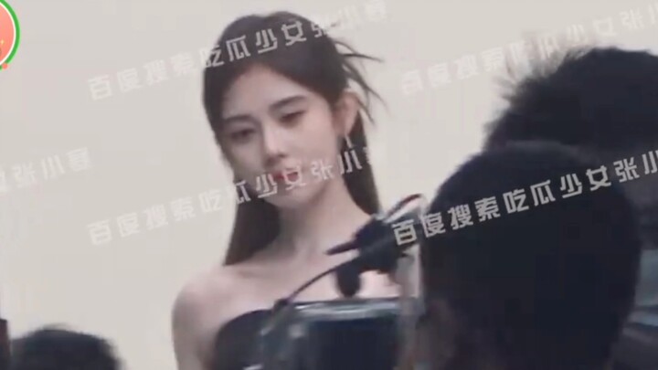 So ridiculous!!!! She looks this gorgeous right under the paparazzi’s lenses!!!
