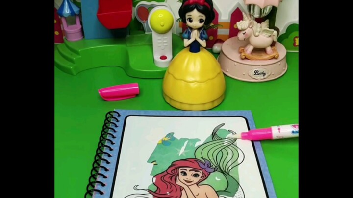 Children's toy video, Belle splashed water on Snow White's painting