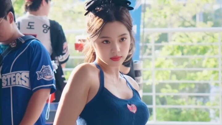 أو يانغ نا نا تغيير الوجه بالذكاء الاصطناعي