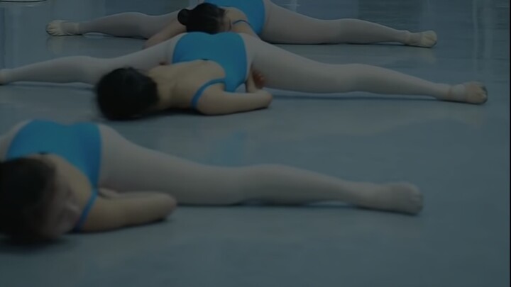 舞蹈女生撕腿训练