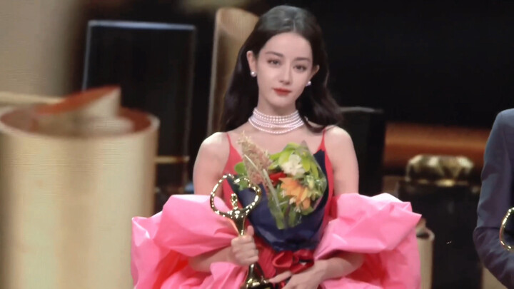 Aaaaah! Damn, it’s so beautiful the Weibo hot search is blowing up—what does that even mean?