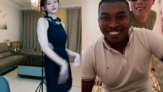 芒果弟这小子，跑着偷看美女来了，笑得大牙都露出来了