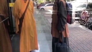 Biksu palsu bertemu biksu sungguhan, langsung membimbing di tempat