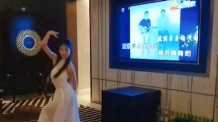 Mendengarkan lagu di panggung terbuka
