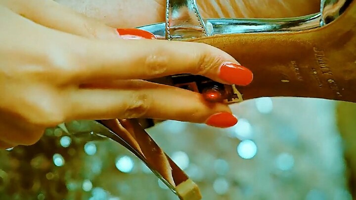 عصابة لصوص تخطط لسرقة طن من الذهب من قطار متحرك.