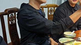 صادف أحد مستخدمي الإنترنت "الأمير ويليام" في تشونغتشينغ، ولا يزال مظهره شابًا رغم بلوغه 50 عامًا！！！！