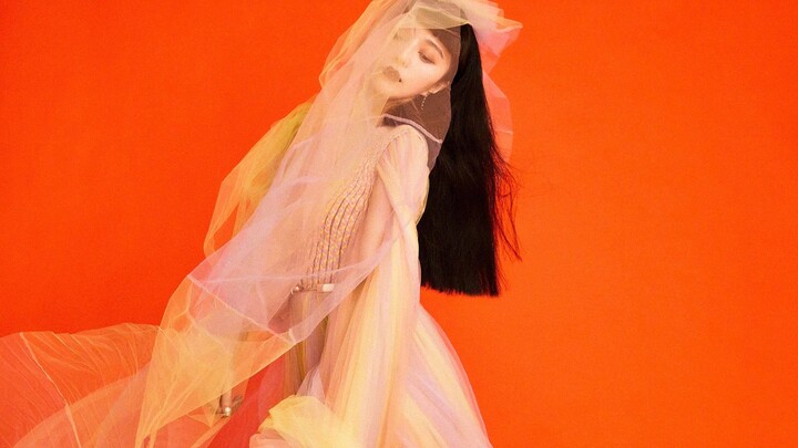 Fan Bingbing graces the October cover of Serbia’s GRAZIA. A vibrant clash of colors, an unconvention