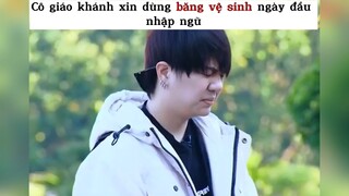 Cô giáo khánh xin dùng băng vệ sinh ngày đầu nhập ngũ