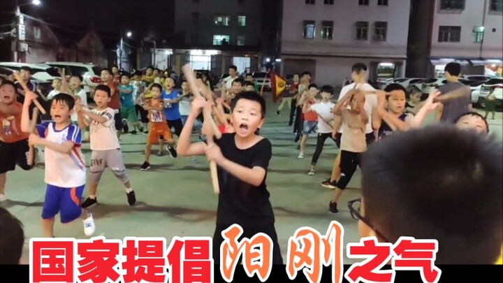 男孩子要有阳刚之气，广东潮汕英歌舞来了。