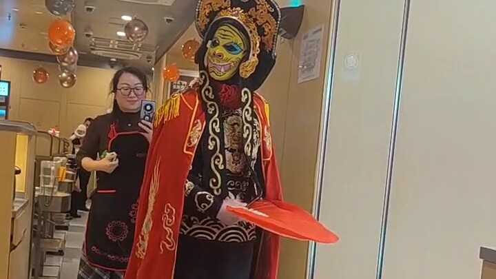 The real face-changing master changes other people’s faces.