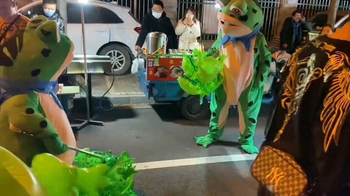 من أنتِ بالضبط حتى ترتدي نفس الزيّ الذي أرتديه؟