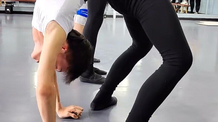 การฝึกงอหลังสำหรับนักเรียนศิลปะ