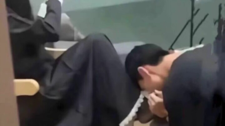 [Macabre Blind Box] A guy with anorexia can only eat when he smells a goddess’s feet (doge)