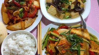 có một trái dưa lê thái sẻ có ba món chay ngon tuyệt vời