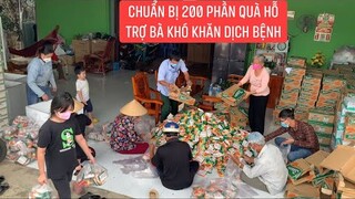 Chuẩn bị 200 phần quà gồm mì trứng gạo hỗ trợ cho bà con vùng quê bị ảnh hưởng đại dịch