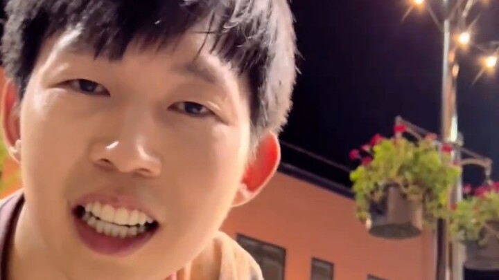 Pertunjukan tari jalanan "Sisters Who Make Waves" oleh Zhang Tianai dan Wu Jinyan dari Twins di jala