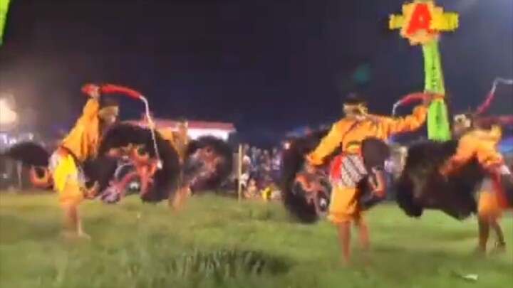 Jaranan TURONGGO SURYO PUJONGGO|atraksi dibakar hidup"