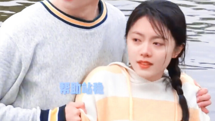 Ai chưa ủng hộ cặp đôi này nhỉ? Hành động của cặp đôi này không thể che giấu được nữa rồi. Ôm cô ấy,