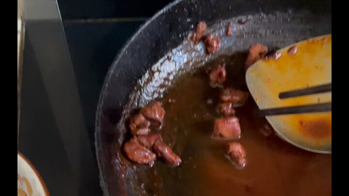 女子暑假为母亲做饭，担心母亲“开学活不了”，背后真相令人暖心