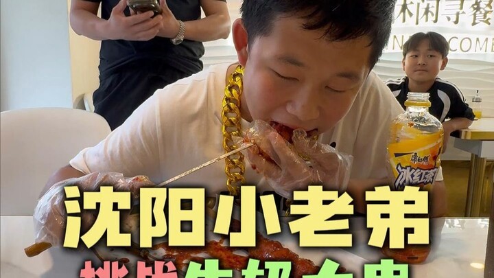 43 cậu em nhỏ có thể chinh phục thành công xiên sữa lớn không?