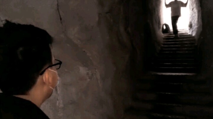 Imitate JOJO Polnareff climbing the Dio stairs!