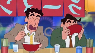 “品尝着香醇的拉面，感受着牛肉酱的浓郁香气。环顾四周，好友的脸上洋溢着幸福的神情，此刻，美食与友情共享，欢乐无穷。”
