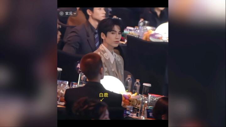 Permen kedaluwarsa Bai Lu dan Zhang Linghe tetap manis: Dia menggoda, dia tertawa—cinta di matanya t