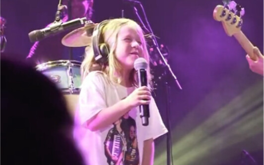 เวทีขนาด 5,000 คน! โรเมโอและพี่ชายของเขาแสดงเพลง "My Stupid Heart" ด้วยกัน