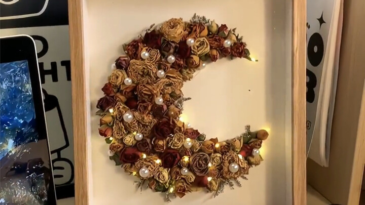 Turn those flowers you can’t bear to throw away into a dried-flower photo frame—lock in the romance!