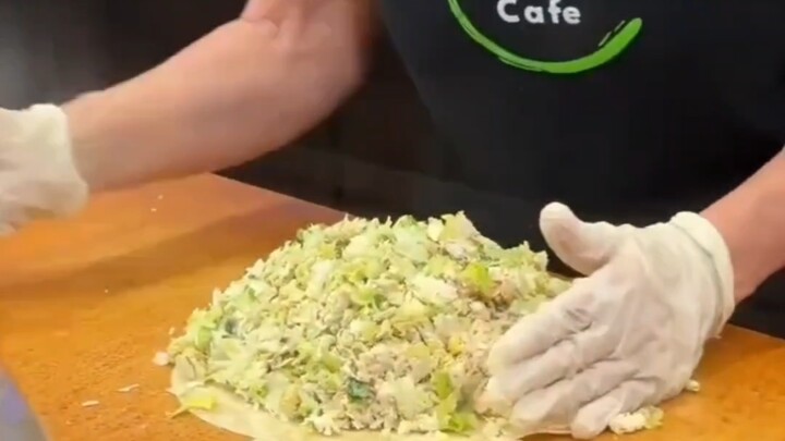 Một đầu bếp đã phá vỡ định luật vật lý khi cuộn một chiếc bánh taco.