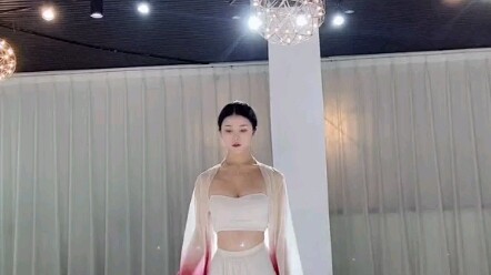 Lan có nét đẹp, cúc có hương thơm, nhớ người đẹp mà chẳng thể nào quên.