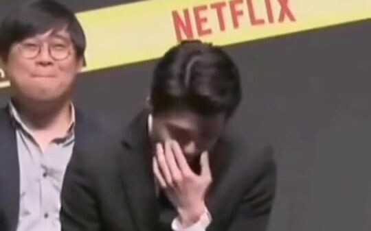 Wu Shixun’s baffling behavior—quickly switching faces. Did he laugh halfway through only to remember