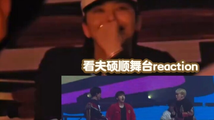 Tiền bối G-Dragon (BIGBANG) xem sân khấu BSS VVIP với vẻ mặt hết sức cưng chiều.