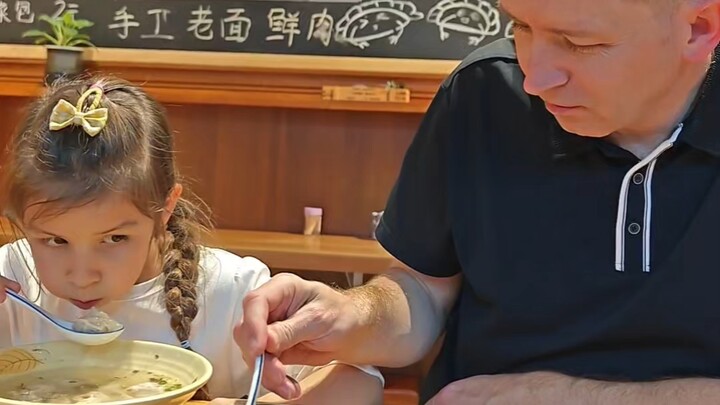 Ayah dan anak perempuan asal Inggris mencoba tahu lembut untuk pertama kalinya—tapi reaksi keduanya 