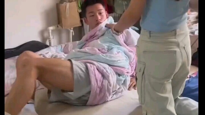 If I had a younger brother like this, I'd spoil him too.