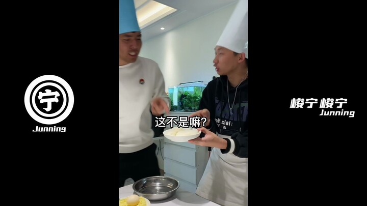 ما كنتش أتوقع أبداً! الشاب يلعب لعبة مع أصدقائه.. اتضح أن وجبة فخذ الدجاج هيك تمامًا!