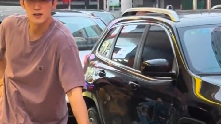 สาวน้อยพบหวงจิ่งอวี๋โดยบังเอิญที่เซี่ยงไฮ้ ไม่นึกเลยว่าเขายังยิ้มให้เธอด้วย…