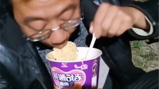 Principal Sun's family is not well off, so he took advantage of the discount to buy a bucket of old-