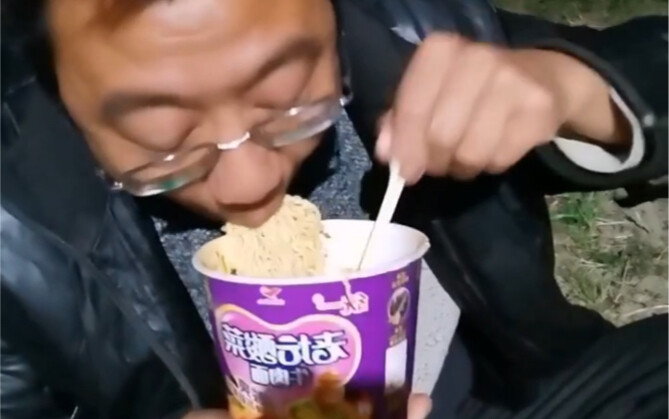 Principal Sun's family is not well off, so he took advantage of the discount to buy a bucket of old-