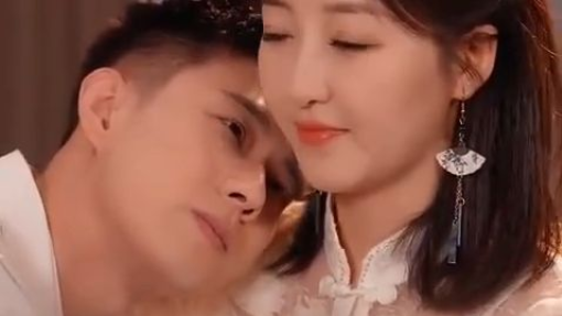 CEO cuek pada semua wanita, tapi jatuh cinta pada sekretaris barunya dan tersipu